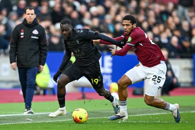 West Ham United v Sunderland, Premier League Sunderland midfielder Habib Diarra (19) under pressure from West Ham United defender Jean-Clair Todibo (25) during the Premier League match between West Ham United and Sunderland at the London Stadium, London, UK on 24 January 2026. London London Stadium UK Editorial use only DataCo restrictions apply See www.football-dataco.com , Copyright: xSimonxTraylenx PSI-23617-0149