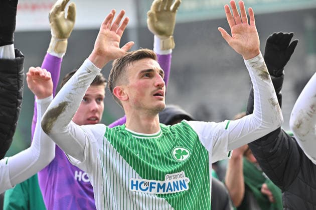 24 01 2026 Soccer Season 2025 2026 2 Soccer Bundesliga 19 Matchday SpVgg Greuther Fürth SGF Kleeblatt Eintracht Braunschweig BTSV EBS Sportfoto Zink MeZi xmexzix DFL regulations prohibit any use of photographs as image sequences and or quasi video only for editorial use Philipp Ziereis 4, SpVgg Greuther Fürth before Timo Schlieck 21, SpVgg Greuther Fürth after the end of the match