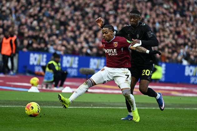 West Ham United v Sunderland, Premier League West Ham United midfielder Crysencio Summerville (7) under pressure from Sunderland defender Nordi Mukiele (20) during the Premier League match between West Ham United and Sunderland at the London Stadium, London, UK on 24 January 2026. London London Stadium UK Editorial use only DataCo restrictions apply See www.football-dataco.com , Copyright: xSimonxTraylenx PSI-23617-0180