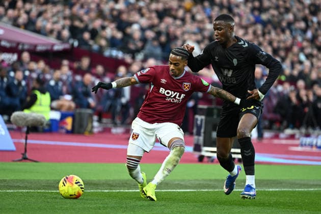 West Ham United v Sunderland, Premier League West Ham United midfielder Crysencio Summerville (7) under pressure from Sunderland defender Nordi Mukiele (20) during the Premier League match between West Ham United and Sunderland at the London Stadium, London, UK on 24 January 2026. London London Stadium UK Editorial use only DataCo restrictions apply See www.football-dataco.com , Copyright: xSimonxTraylenx PSI-23617-0189