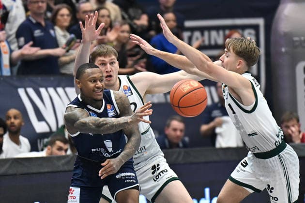 Charles Callison MBC, 23 , Marten Linßen Trier, 12 , Steven Ashworth Trier, 1 , Syntainics MBC vs Vet Concept Gladiators Trier, Basketball, 1 Bundesliga, Men, 17 Matchday Main Round, Season 2025 26, 24 01 2026 Weißenfels Stadthalle Sachsen Anhalt Germany