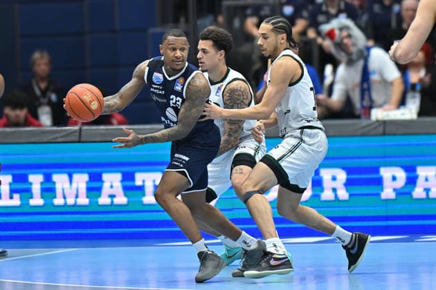 Charles Callison MBC, 23 , Nolan Adekunle Trier, 22 , Jordan Roland Trier, 15 , Syntainics MBC vs Vet Concept Gladiators Trier, Basketball, 1 Bundesliga, Men, 17 Matchday Main Round, Season 2025 26, 24 01 2026 Weißenfels Stadthalle Sachsen Anhalt Germany