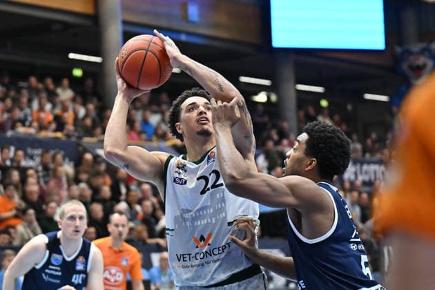 Nolan Adekunle Trier, 22 , Marcus Foster MBC, 5 , Syntainics MBC vs Vet Concept Gladiators Trier, Basketball, 1 Bundesliga, Men, 17 Matchday Main Round, Season 2025 26, 24 01 2026 Weißenfels Stadthalle Sachsen Anhalt Germany