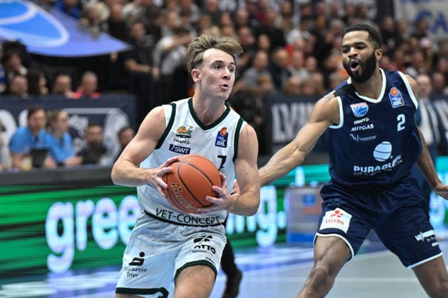 Steven Ashworth Trier, 1 , Andrew Harrison MBC, 2 , Syntainics MBC vs Vet Concept Gladiators Trier, Basketball, 1 Bundesliga, Men, 17 Matchday Main Round, Season 2025 26, 24 01 2026 Weißenfels Stadthalle Sachsen Anhalt Germany