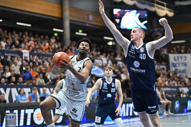 Dexter Akanno Trier, 2 , Collin Welp MBC, 40 , Syntainics MBC vs Vet Concept Gladiators Trier, Basketball, 1 Bundesliga, Men, 17 Matchday Main Round, Season 2025 26, 24 01 2026 Weißenfels Stadthalle Sachsen Anhalt Germany