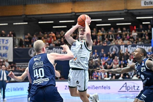 Collin Welp MBC, 40 , Steven Ashworth Trier, 1 , Syntainics MBC vs Vet Concept Gladiators Trier, Basketball, 1 Bundesliga, Men, 17 Matchday Main Round, Season 2025 26, 24 01 2026 Weißenfels Stadthalle Sachsen Anhalt Germany