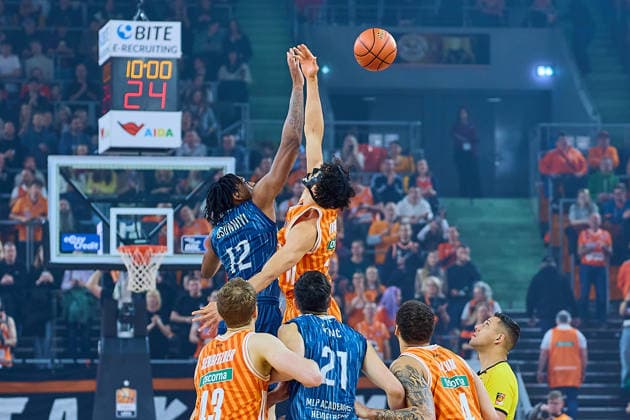 TippOff Osun Osunniyi MLP Academics Heidelberg, 12 , Diego Garavaglia ratiopharm ulm, 23 GER, ratiopharm ulm vs MLP Academics Heidelberg, Basketball, Matchday 17, EasyCredit Bundesliga, Season 2025 2026, 24 01 2026 GER, ratiopharm ulm vs MLP Academics Heidelberg, Basketball, Matchday 17, EasyCredit Bundesliga, Season 2025 2026, 24 01 2026 New Ulm Copyright: xEibner-Pressefoto GeraldxOelze-dexStoppanyx EP_ODS