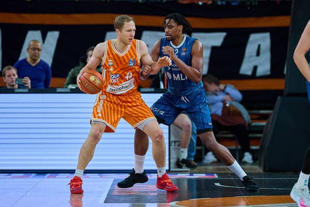 duel, duel between Christian Sengfelder ratiopharm ulm, 43 and Osun Osunniyi MLP Academics Heidelberg, 12 GER, ratiopharm ulm vs MLP Academics Heidelberg, Basketball, Matchday 17, EasyCredit Bundesliga, Season 2025 2026, 24 01 2026 GER, ratiopharm ulm vs MLP Academics Heidelberg, Basketball, Matchday 17, EasyCredit Bundesliga, Season 2025 2026, 24 01 2026 New Ulm Copyright: xEibner-Pressefoto GeraldxOelze-dexStoppanyx EP_ODS