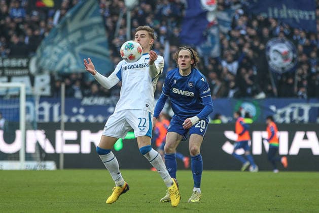 Winkler Marten Hertha BSC, 22 with fine ball reception behind David Herold Karlsruher SC, 20 , Karlsruher SC vs Hertha BSC, 2 Bundesliga, Matchday 19, 2025 2026, 24 01 2026, DFL REGULATES PROHIBIT ANY USE OF PHOTOGRAPHS AS IMAGE SEQUENCES AND OR QUASI VIDEO, Karlsruher SC vs Hertha BSC, 2 Bundesliga, Matchday 19, 2025 2026, 24 01 2026 Karlsruhe Copyright: xEibner-Pressefoto JanxPrihodax EP_JPA