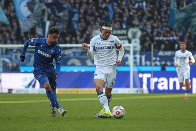 Reese Fabian Hertha BSC, 11 in front of Philipp Foerster Karlsruher SC, 11 on the ball, Karlsruher SC vs Hertha BSC, 2 Bundesliga, Matchday 19, 2025 2026, 24 01 2026, DFL REGULATIONS PROHIBIT ANY USE OF PHOTOGRAPHS AS IMAGE SEQUENCES AND OR QUASI VIDEO, Karlsruher SC vs Hertha BSC, 2 Bundesliga, Matchday 19, 2025 2026, 24 01 2026 Karlsruhe Copyright: xEibner-Pressefoto JanxPrihodax EP_JPA
