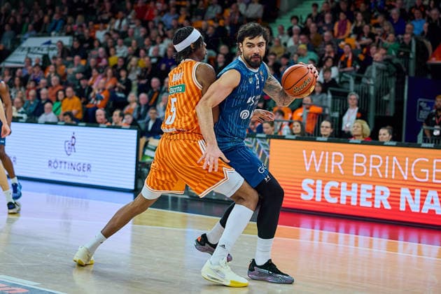 Mohamed Diakite ratiopharm ulm, 05 , Marcel Kessen MLP Academics Heidelberg, 15 GER, ratiopharm ulm vs MLP Academics Heidelberg, Basketball, Matchday 17, EasyCredit Bundesliga, Season 2025 2026, 24 01 2026 GER, ratiopharm ulm vs MLP Academics Heidelberg, Basketball, Matchday 17, EasyCredit Bundesliga, Season 2025 2026, 24 01 2026 New Ulm Copyright: xEibner-Pressefoto GeraldxOelze-dexStoppanyx EP_ODS