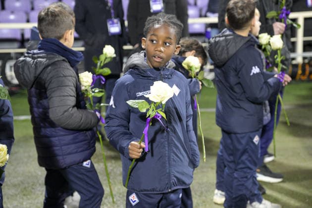 KIDS WITH WHITE ROSES IN MEMORY OF ROCCO COMMISSO during ACF Fiorentina vs Cagliari Calcio, Italian soccer Serie A match in Florence, Italy, January 24 2026  Copyright: xJacopoxCane IPAxSportx xipa-agency.netx xx IPA_70508584 IPA_Agency_IPA70508584