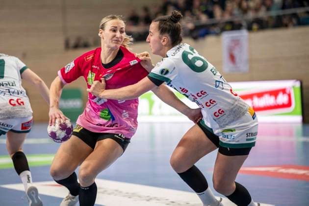 Handball Bundesliga Women, Season 2025 2026 SV Union Halle Neustadt vs Frisch Auf Göppingen Halle, Germany January 24, 2026 In the picture from left in duel Lea Gruber Halle and Stephanie Elies Goeppingen Halle Saale SWH Arena Sachsen Anhalt Germany