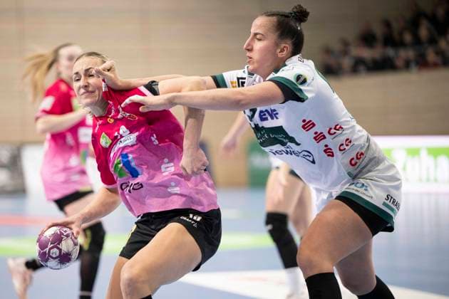 Handball Bundesliga Women, Season 2025 2026 SV Union Halle Neustadt vs Frisch Auf Göppingen Halle, Germany January 24, 2026 In the picture from left in duel Lea Gruber Halle and Stephanie Elies Goeppingen Halle Saale SWH Arena Sachsen Anhalt Germany