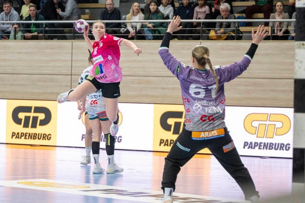 Handball Bundesliga Women, Season 2025 2026 SV Union Halle Neustadt vs Frisch Auf Göppingen Halle, Germany January 24, 2026 In the picture from left Fabienne Büch Buech Halle and goalkeeper Celina Meissner Goeppingen Halle Saale SWH Arena Sachsen Anhalt Germany
