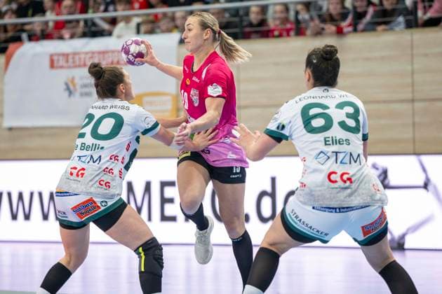 Handball Bundesliga Women, Season 2025 2026 SV Union Halle Neustadt vs Frisch Auf Göppingen Halle, Germany January 24, 2026 In the picture from left Louisa de Bellis Goeppingen , Lea Gruber Halle and Stephanie Elies Goeppingen Halle Saale SWH Arena Sachsen Anhalt Germany