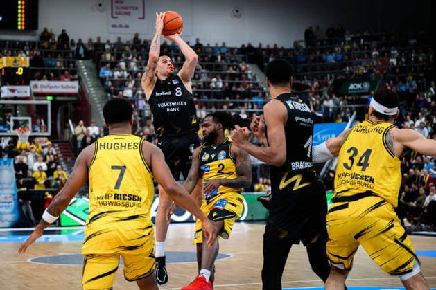 Ludwigsburg, BBL 25 26 MHP Riesen Ludwigsburg vs Basketball Loewen Braunschweig v li Elijah Hughes Ludwigsburg , Joshua Obiesie Braunschweig , Traveon Buchanan Ludwigsburg , David Nguessan Braunschweig , Gavin Schilling Ludwigsburg Ludwigsburg Ludwigsburg MHP Arena Baden Württemberg Germany