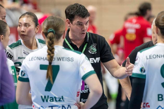 Handball Bundesliga Women, Season 2025 2026 SV Union Halle Neustadt vs Frisch Auf Göppingen Halle, Germany 24 January 2026 In the picture middle Coach Nico Kiener Goeppingen Halle Saale SWH Arena Sachsen Anhalt Germany