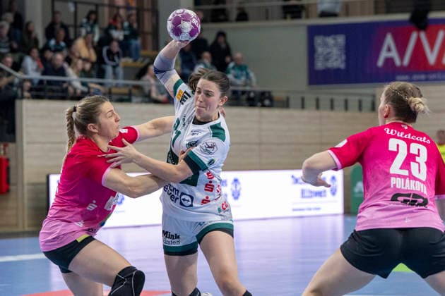 Handball Bundesliga Women, Season 2025 2026 SV Union Halle Neustadt vs Frisch Auf Göppingen Halle, Germany January 24, 2026 In the picture from left in duel Ilona Kieffer Halle , Lea Neubrander Goeppingen and Marie Polakova Halle Halle Saale SWH Arena Sachsen Anhalt Germany