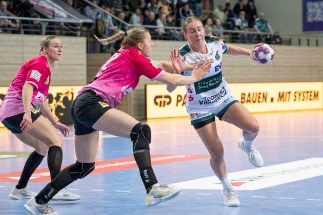 Handball Bundesliga Women, Season 2025 2026 SV Union Halle Neustadt vs Frisch Auf Göppingen Halle, Germany January 24, 2026 In the picture from left Lea Gruber Halle , Ilona Kieffer Halle and Ann Kynast Goeppingen Halle Saale SWH Arena Sachsen Anhalt Germany