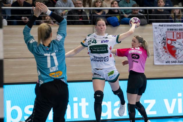 Handball Bundesliga Women, Season 2025 2026 SV Union Halle Neustadt vs Frisch Auf Göppingen Halle, Germany January 24, 2026 In the picture from left goalkeeper Ela Szott Halle , Luisa Scherer Goeppingen and Viktoria Marksteiner Halle Halle Saale SWH Arena Sachsen Anhalt Germany