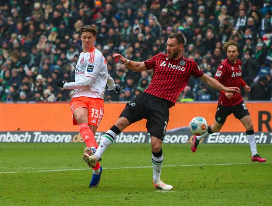 Germany Soccer 2 Bundesliga 2025 26, 19 Matchday Hannover 96 Fortuna Düsseldorf Heinz von Heiden Arena Stadion Hannover Cedric Itten Fortuna Düsseldorf, 13 Boris Tomiak Hannover 96, 3 Hannover Copyright: xAymanxAlahmedx