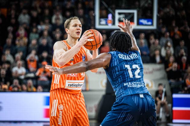 Neu Ulm, Germany, 24 01 26 Christian Sengfelder ratiopharm ulm and Osun Osunniyi MLP Academics Heidelberg battle for the ball during the Basketball Bundesliga match between ratiopharm ulm vs MLP Academics Heidelberg at ratiopharm Arena on January 24, 2026 in Neu Ulm, Germany Photo by Harry Langer DeFodi Images ratiopharm Arena, Germany, 24 01 26 Christian Sengfelder ratiopharm ulm and Osun Osunniyi MLP Academics Heidelberg battle for the ball during the Basketball Bundesliga match between ratiopharm ulm vs MLP Academics Heidelberg at Neu Ulm on January 24, 2026 in ratiopharm Arena, Germany Photo by Harry Langer DeFodi Images Photo by Harry Langer DeFodi Images