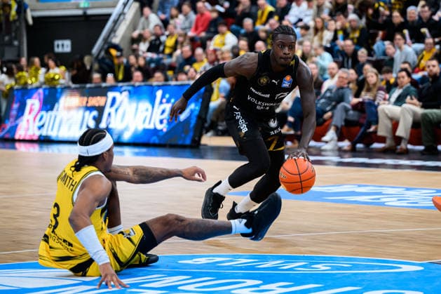 Ludwigsburg, BBL 25 26 MHP Riesen Ludwigsburg vs Basketball Loewen Braunschweig v li Stefan Smith Ludwigsburg , Barra Njie Braunschweig Ludwigsburg MHP Arena Baden Württemberg Germany