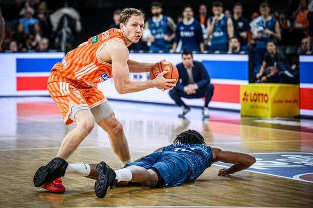 Neu Ulm, Germany, 24 01 26 Christian Sengfelder ratiopharm ulm and Osun Osunniyi MLP Academics Heidelberg battle for the ball during the Basketball Bundesliga match between ratiopharm ulm vs MLP Academics Heidelberg at ratiopharm Arena on January 24, 2026 in Neu Ulm, Germany Photo by Harry Langer DeFodi Images ratiopharm Arena, Germany, 24 01 26 Christian Sengfelder ratiopharm ulm and Osun Osunniyi MLP Academics Heidelberg battle for the ball during the Basketball Bundesliga match between ratiopharm ulm vs MLP Academics Heidelberg at Neu Ulm on January 24, 2026 in ratiopharm Arena, Germany Photo by Harry Langer DeFodi Images Photo by Harry Langer DeFodi Images
