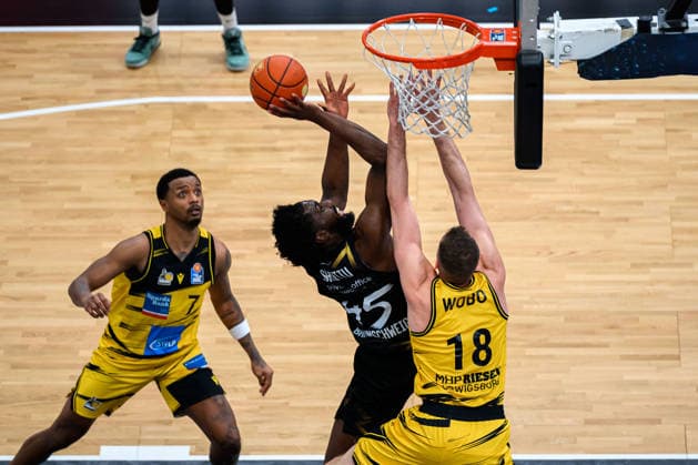 Ludwigsburg, BBL 25 26 MHP Riesen Ludwigsburg vs Basketball Loewen Braunschweig Oluwasimisola Shittu Braunschweig , Jonas Wohlfarth Bottermann Ludwigsburg Ludwigsburg MHP Arena Baden Württemberg Germany