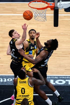 Ludwigsburg, BBL 25 26 MHP Riesen Ludwigsburg vs Basketball Loewen Braunschweig v li Luka Scuka Braunschweig , Elijah Hughes Ludwigsburg , Oluwasimisola Shittu Braunschweig , Babacar Sane Ludwigsburg Ludwigsburg Ludwigsburg MHP Arena Baden Württemberg Germany