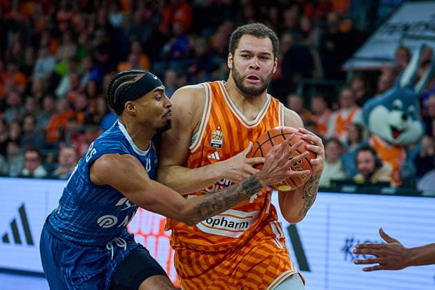 duel, duel between Michael Weathers MLP Academics Heidelberg, 20 and Christopher Ledlum ratiopharm ulm, 04 GER, ratiopharm ulm vs MLP Academics Heidelberg, Basketball, Matchday 17, EasyCredit Bundesliga, Season 2025 2026, 24 01 2026 GER, ratiopharm ulm vs MLP Academics Heidelberg, Basketball, Matchday 17, EasyCredit Bundesliga, Season 2025 2026, 24 01 2026 New Ulm Copyright: xEibner-Pressefoto GeraldxOelze-dexStoppanyx EP_ODS