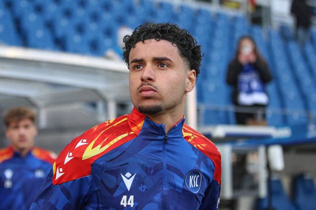 On the way to the warm-up Eymen Laghrissi Karlsruher SC, 44 , Karlsruher SC vs Hertha BSC, 2 Bundesliga, 19 Matchday, 2025 2026, 24 01 2026, DFL REGULATES PROHIBIT ANY USE OF PHOTOGRAPHS AS IMAGE SEQUENCES AND OR QUASI VIDEO, Karlsruher SC vs Hertha BSC, 2 Bundesliga, 19 Matchday, 2025 2026, 24 01 2026 Karlsruhe Copyright: xEibner-Pressefoto JanxPrihodax EP_JPA