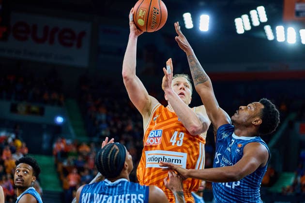 Michael Weathers MLP Academics Heidelberg, 20 , Christian Sengfelder ratiopharm ulm, 43 asserts himself, DJ Horne MLP Academics Heidelberg, 00 GER, ratiopharm ulm vs MLP Academics Heidelberg, Basketball, Matchday 17, EasyCredit Bundesliga, Season 2025 2026, 24 01 2026 GER, ratiopharm ulm vs MLP Academics Heidelberg, Basketball, Matchday 17, EasyCredit Bundesliga, Season 2025 2026, 24 01 2026 New Ulm Copyright: xEibner-Pressefoto GeraldxOelze-dexStoppanyx EP_ODS