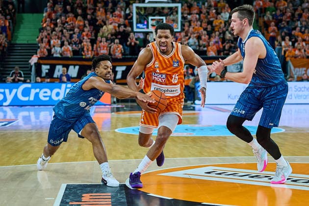 Eric Reed jr MLP Academics Heidelberg, 43 , Justin Simon ratiopharm ulm, 15 asserts himself, Ryan Mikesell MLP Academics Heidelberg, 33 GER, ratiopharm ulm vs MLP Academics Heidelberg, Basketball, Matchday 17, EasyCredit Bundesliga, Season 2025 2026, 24 01 2026 GER, ratiopharm ulm vs MLP Academics Heidelberg, Basketball, Matchday 17, EasyCredit Bundesliga, Season 2025 2026, 24 01 2026 New Ulm Copyright: xEibner-Pressefoto GeraldxOelze-dexStoppanyx EP_ODS