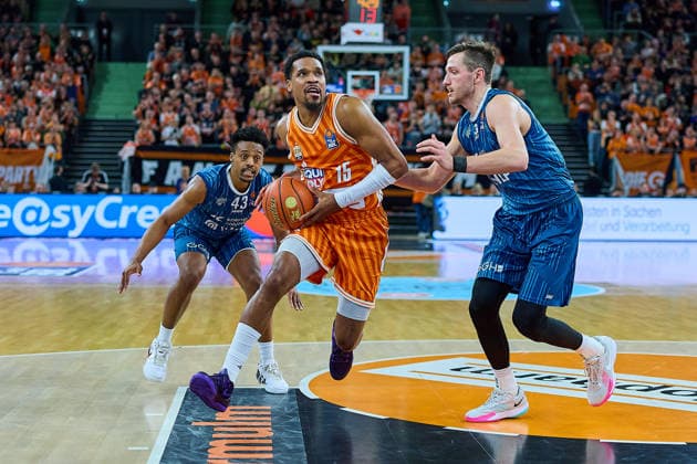 Eric Reed jr MLP Academics Heidelberg, 43 , Justin Simon ratiopharm ulm, 15 asserts himself, Ryan Mikesell MLP Academics Heidelberg, 33 GER, ratiopharm ulm vs MLP Academics Heidelberg, Basketball, Matchday 17, EasyCredit Bundesliga, Season 2025 2026, 24 01 2026 GER, ratiopharm ulm vs MLP Academics Heidelberg, Basketball, Matchday 17, EasyCredit Bundesliga, Season 2025 2026, 24 01 2026 New Ulm Copyright: xEibner-Pressefoto GeraldxOelze-dexStoppanyx EP_ODS