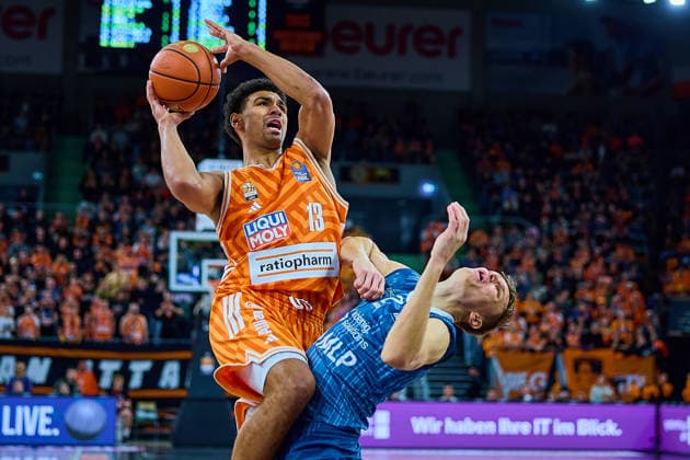 Mark Smith ratiopharm ulm, 13 climbs up to the basket, right Niklas Wuerzner MLP Academics Heidelberg, 02 GER, ratiopharm ulm vs MLP Academics Heidelberg, Basketball, Matchday 17, EasyCredit Bundesliga, Season 2025 2026, 24 01 2026 GER, ratiopharm ulm vs MLP Academics Heidelberg, Basketball, Matchday 17, EasyCredit Bundesliga, Season 2025 2026, 24 01 2026 New Ulm Copyright: xEibner-Pressefoto GeraldxOelze-dexStoppanyx EP_ODS