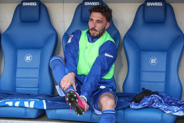 Fabian Schleusener Karlsruher SC, 24 on the reserve bench takes off his shoe, Karlsruher SC vs Hertha BSC, 2 Bundesliga, Matchday 19, 2025 2026, 24 01 2026, DFL REGULATES PROHIBIT ANY USE OF PHOTOGRAPHS AS IMAGE SEQUENCES AND OR QUASI VIDEO, Karlsruher SC vs Hertha BSC, 2 Bundesliga, Matchday 19, 2025 2026, 24 01 2026 Karlsruhe Copyright: xEibner-Pressefoto JanxPrihodax EP_JPA
