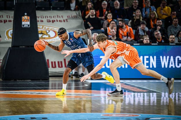 Neu Ulm, Germany, 24 01 26 Michael Weathers MLP Academics Heidelberg and Tobias Jensen ratiopharm ulm battle for the ball during the Basketball Bundesliga match between ratiopharm ulm vs MLP Academics Heidelberg at the ratiopharm Arena on January 24, 2026 in Neu Ulm, Germany Photo by Harry Langer DeFodi Images ratiopharm Arena, Germany, 24 01 26 Michael Weathers MLP Academics Heidelberg and Tobias Jensen ratiopharm ulm battle for the ball during the Basketball Bundesliga match between ratiopharm ulm vs MLP Academics Heidelberg at Neu Ulm on January 24, 2026 in ratiopharm Arena, Germany Photo by Harry Langer DeFodi Images Photo by Harry Langer DeFodi Images