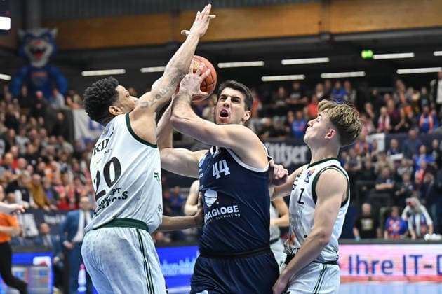 Urald King Trier, 20 , Jure Planinic MBC, 44 , Steven Ashworth Trier, 1 , Syntainics MBC vs Vet Concept Gladiators Trier, Basketball, 1 Bundesliga, Men, 17 Matchday Main Round, Season 2025 26, 24 01 2026 Weißenfels Stadthalle Sachsen Anhalt Germany