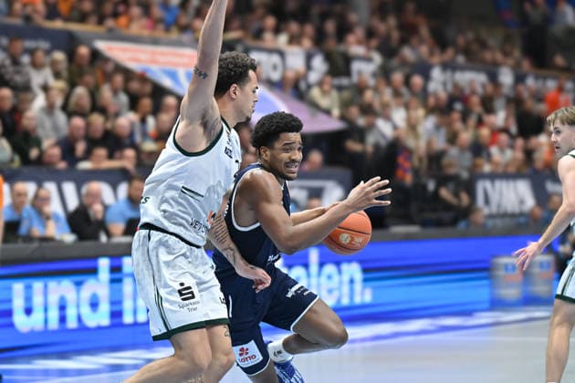 Nolan Adekunle Trier, 22 , Marcus Foster MBC, 5 , Syntainics MBC vs Vet Concept Gladiators Trier, Basketball, 1 Bundesliga, Men, 17 Matchday Main Round, Season 2025 26, 24 01 2026 Weißenfels Stadthalle Sachsen Anhalt Germany