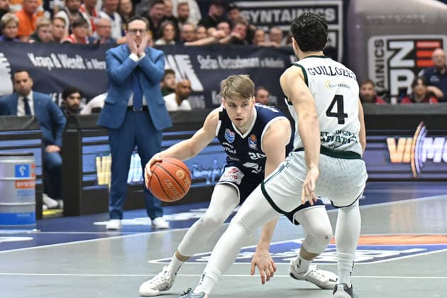Perttu Blomgren MBC, 20 , Clay Guillozet Trier, 4 , Syntainics MBC vs Vet Concept Gladiators Trier, Basketball, 1 Bundesliga, Men, 17 Matchday Main Round, Season 2025 26, 24 01 2026 Weißenfels Stadthalle Sachsen Anhalt Germany