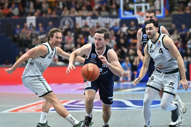 Marco Hollersbach Trier, 9 , Spencer Reaves MBC, 31 , Clay Guillozet Trier, 4 , Syntainics MBC vs Vet Concept Gladiators Trier, Basketball, 1 Bundesliga, Men, 17 Matchday Main Round, Season 2025 26, 24 01 2026 Weißenfels Stadthalle Sachsen Anhalt Germany
