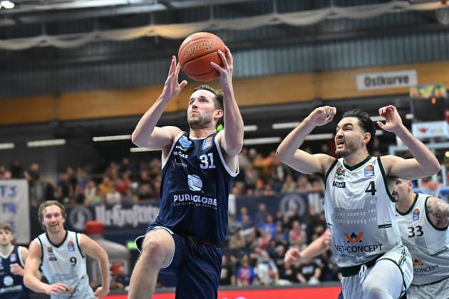 Spencer Reaves MBC, 31 , Clay Guillozet Trier, 4 , Syntainics MBC vs Vet Concept Gladiators Trier, Basketball, 1 Bundesliga, Men, 17 Matchday Main Round, Season 2025 26, 24 01 2026 Weißenfels Stadthalle Sachsen Anhalt Germany