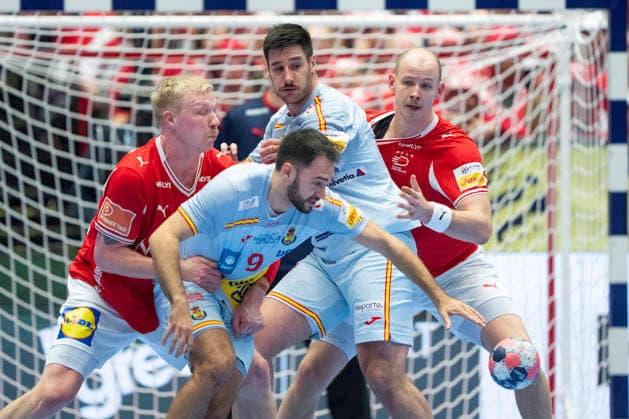 European Men s Handball Championship Denmark Spain Spain s Ian Tarrafeta in action with Denmark s Magnus Saugstrup and Simon Hald during the men s handball match between Denmark and Spain in EHF Euro 2026 group B at Jyske Bank Boxen in Herning, Saturday, January 24, 2026 Photo Bo Amstrup Ritzau Scanpix , Herning Denmark Mors  Copyright: BoxAmrstrupx xRitzauxScanpix BoxAmstrupx spdk20260124-200342-L