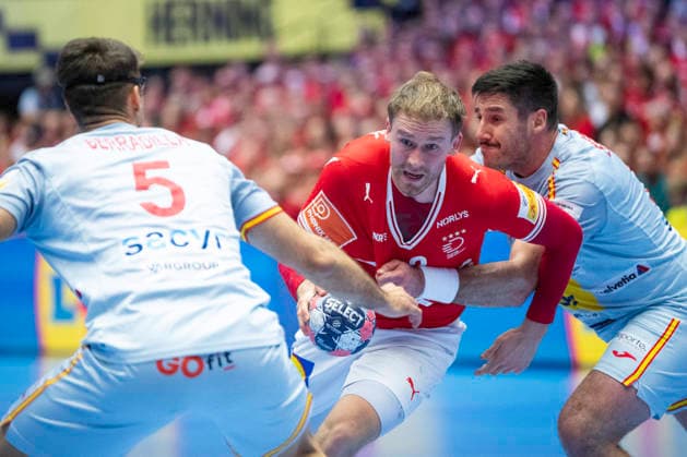 Men s European Handball Championship Denmark Spain Denmark s Simon Pytlick in action with Spain s Antonio Serradilla and Abel Serdio during the men s handball match between Denmark and Spain in EHF Euro 2026 group B at Jyske Bank Boxen in Herning, Saturday, January 24, 2026 Photo Bo Amstrup Ritzau Scanpix , Herning Denmark Mors  Copyright: BoxAmrstrupx xRitzauxScanpix BoxAmstrupx spdk20260124-200448-L