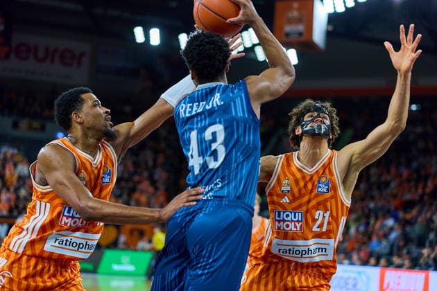 Defense Justin Simon ratiopharm ulm, 15 and Alec Anigbata ratiopharm ulm, 21 against Eric Reed jr MLP Academics Heidelberg, 43 GER, ratiopharm ulm vs MLP Academics Heidelberg, Basketball, Matchday 17, EasyCredit Bundesliga, Season 2025 2026, 24 01 2026 GER, ratiopharm ulm vs MLP Academics Heidelberg, Basketball, Matchday 17, EasyCredit Bundesliga, Season 2025 2026, 24 01 2026 New Ulm Copyright: xEibner-Pressefoto GeraldxOelze-dexStoppanyx EP_ODS
