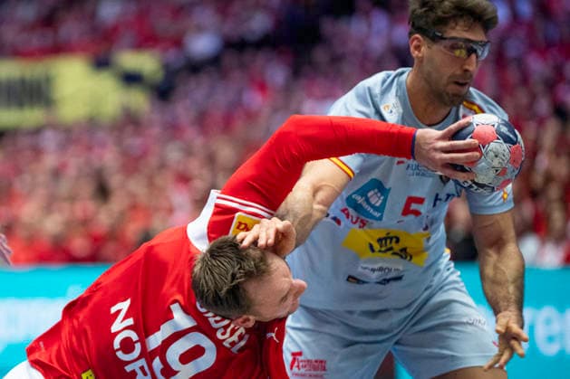 Men s European Handball Championship Denmark Spain Denmark s Mathias Gidsel in action with Spain s Antonio Serradilla during the men s handball match between Denmark and Spain in EHF Euro 2026 group B at Jyske Bank Boxen in Herning, Saturday, January 24, 2026 Photo Bo Amstrup Ritzau Scanpix , Herning Denmark Mors  Copyright: BoxAmrstrupx xRitzauxScanpix BoxAmstrupx spdk20260124-200201-L