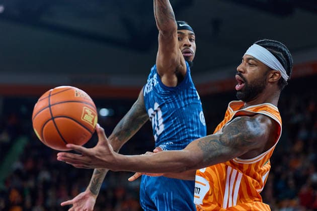 Malik Osborne ratiopharm ulm, 10 puts the ball against Michael Weathers MLP Academics Heidelberg, 20 by GER, ratiopharm ulm vs MLP Academics Heidelberg, Basketball, Matchday 17, EasyCredit Bundesliga, Season 2025 2026, 24 01 2026 GER, ratiopharm ulm vs MLP Academics Heidelberg, Basketball, Matchday 17, EasyCredit Bundesliga, Season 2025 2026, 24 01 2026 New Ulm Copyright: xEibner-Pressefoto GeraldxOelze-dexStoppanyx EP_ODS