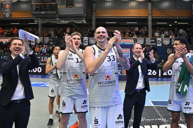 Gladiators cheer after 84 110 away win, Syntainics MBC vs Vet Concept Gladiators Trier, Basketball, 1 Bundesliga, Men, 17 Matchday Main Round, Season 2025 26, 24 01 2026 Weißenfels Stadthalle Sachsen Anhalt Germany